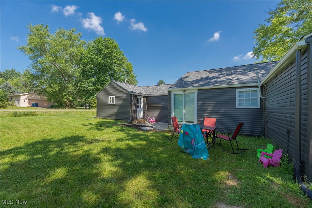 3316 Wadsworth Road Barberton, OH 44203 - Photo 30 of 36 View of green lawn