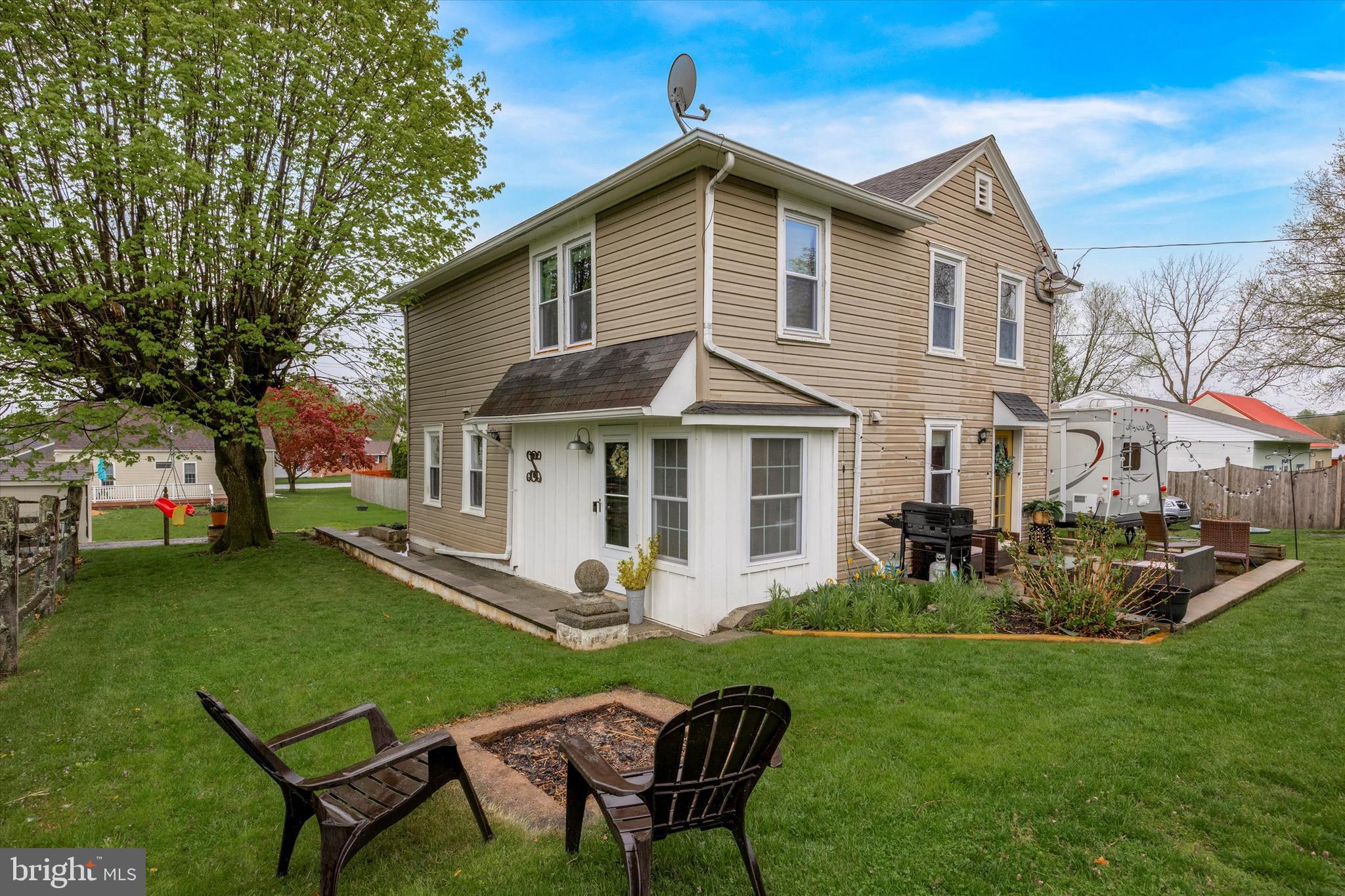 a view of a house with a yard
