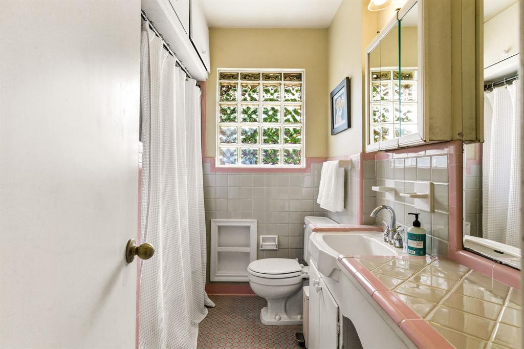 6524 Ravendale Lane Dallas, TX 75214 - Photo 14 of 34