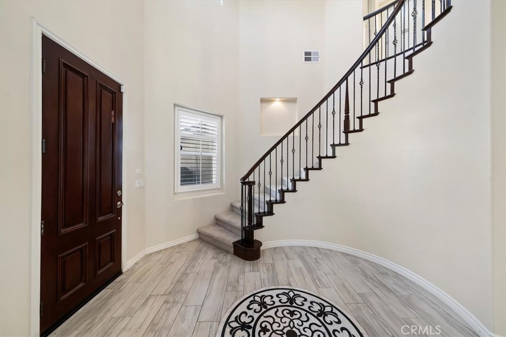 3094 Crystal Ridge Lane Colton, CA 92324 - Photo 13 of 68 Sweeping Semi-circlular Staircase with Basket-Weave Stair Railings