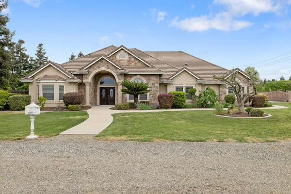 $1,350,000 | 1928 South Shirk Road, Visalia, CA 93277
