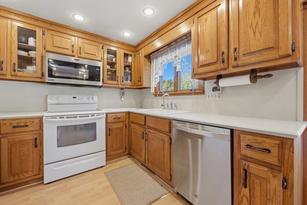 37 Warrenton Road Haverhill, MA 01832 - Photo 5 of 33