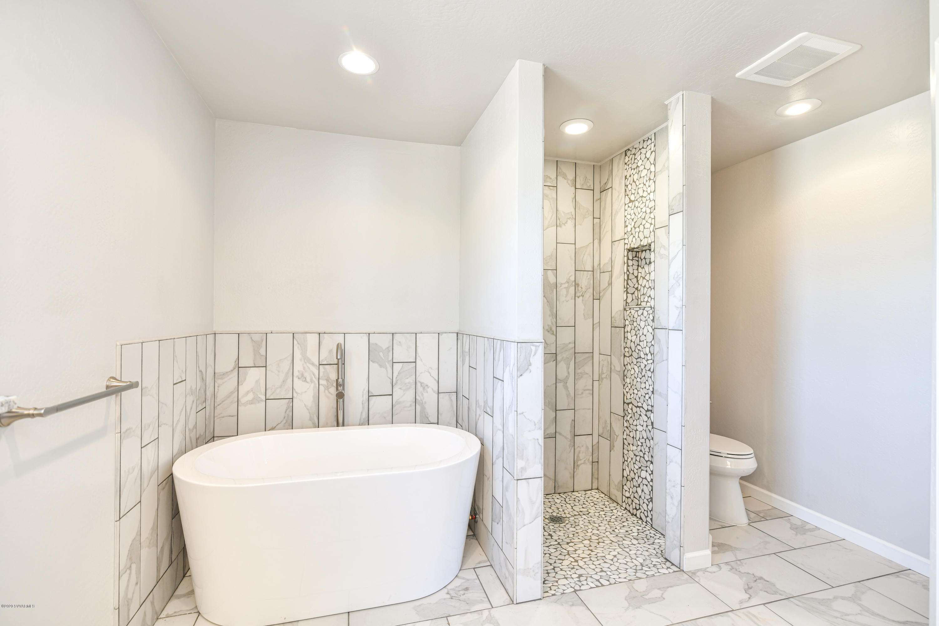 4645 East Goldmine Road Rimrock, AZ 86335 - Photo 11 of 24 a bathroom with a bathtub and shower