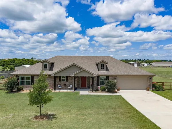 $475,000 | 222 Hillcrest Lane, Decatur, TX 76234