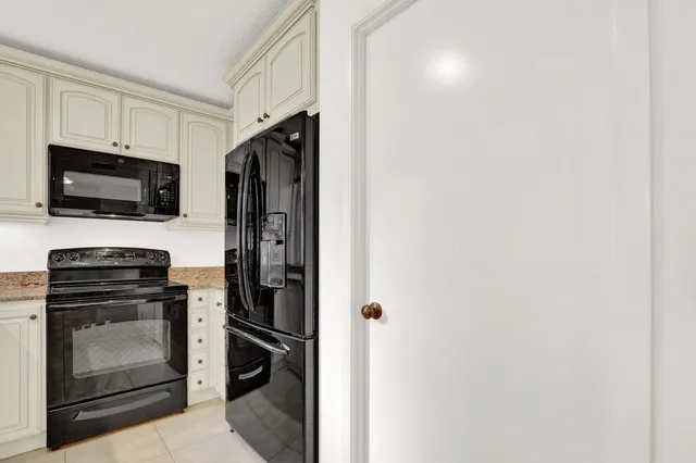 a view of entryway with interior