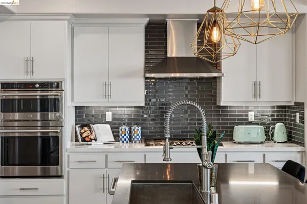$1,098,000 | 6739 Skyview Drive, Oakland, CA 94605