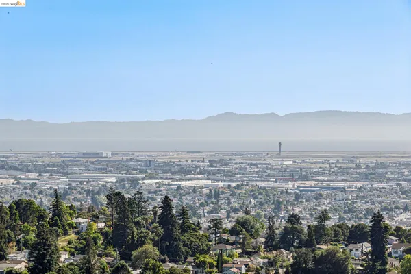 $1,098,000 | 6739 Skyview Drive, Oakland, CA 94605