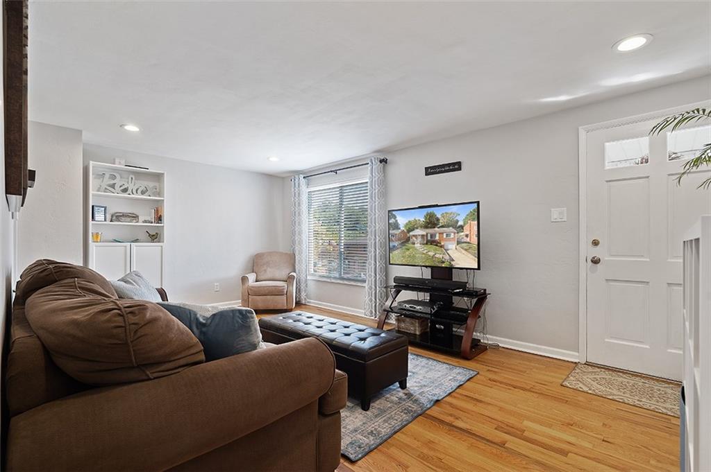 212 Orchard Spring Road Pittsburgh, PA 15220 - Photo 4 of 25 Gallery Image 4