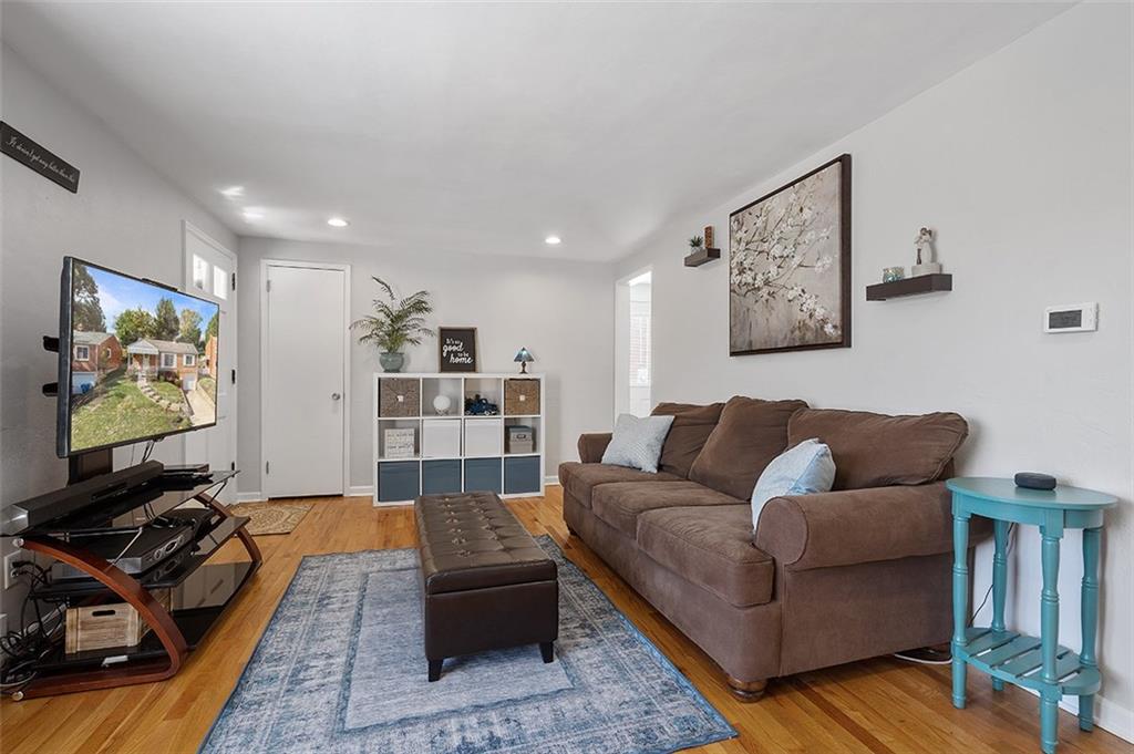 212 Orchard Spring Road Pittsburgh, PA 15220 - Photo 6 of 25 Gallery Image 6