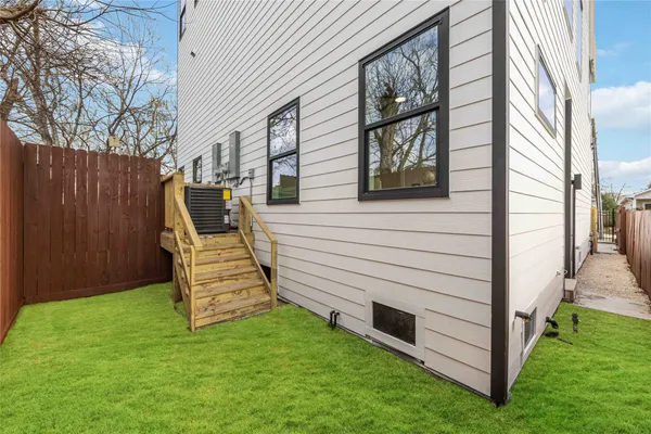 a view of a house with backyard