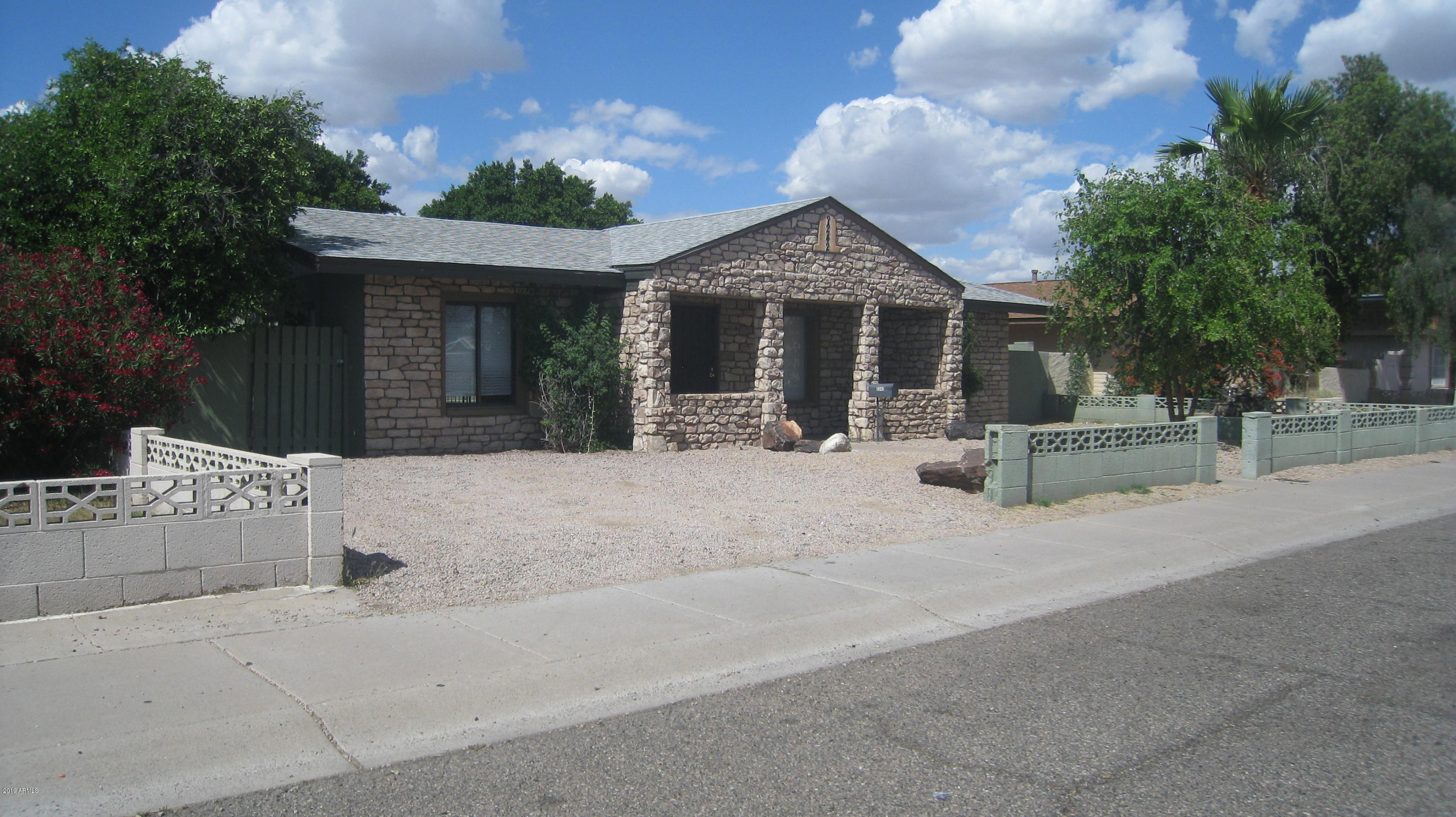 2242 West Cactus Road Phoenix, AZ 85029 - Photo 2 of 28 2242 W Cactus Rd 004
