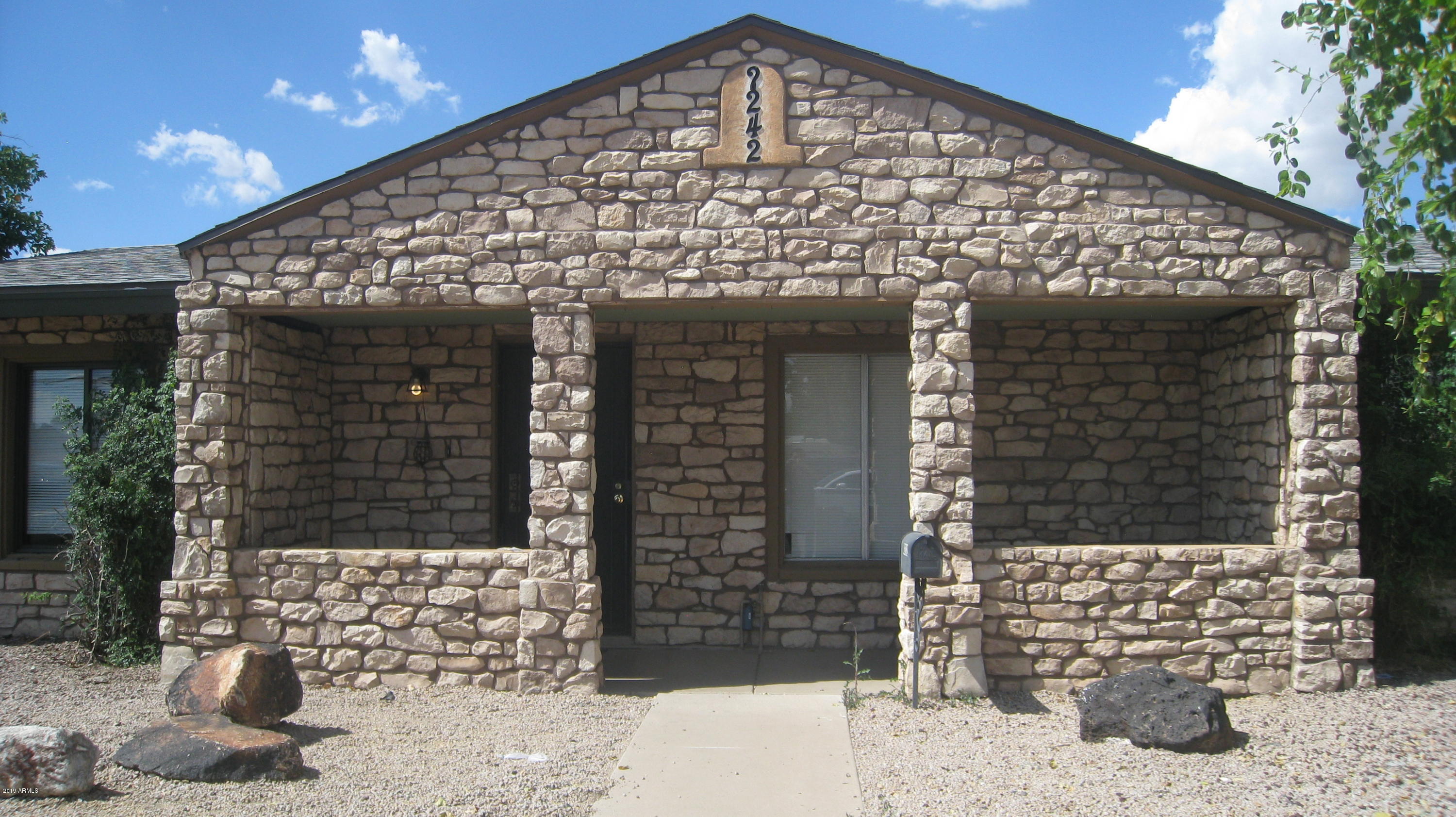 2242 West Cactus Road Phoenix, AZ 85029 - Photo 4 of 28 2242 W Cactus Rd 006