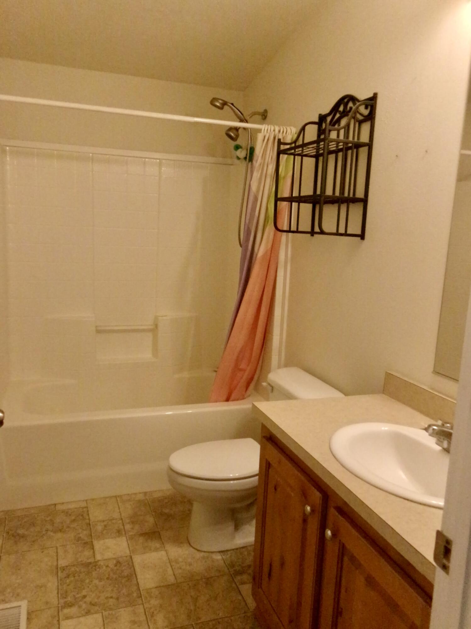 9445 East Antelope Road Eagle Point, OR 97524 - Photo 13 of 14 Bathroom