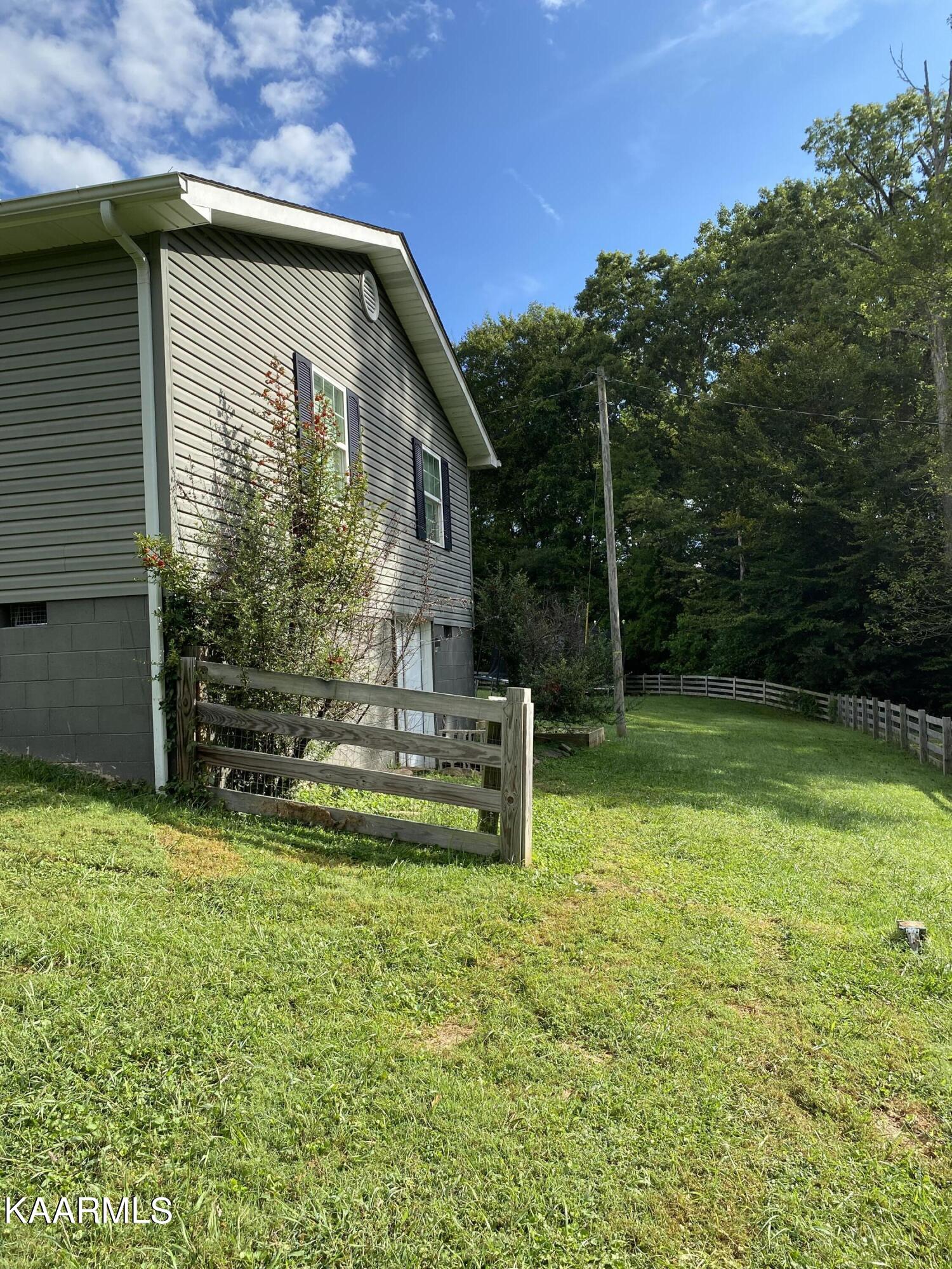 283 Verdun Road Oneida, TN 37841 - Photo 4 of 20 side