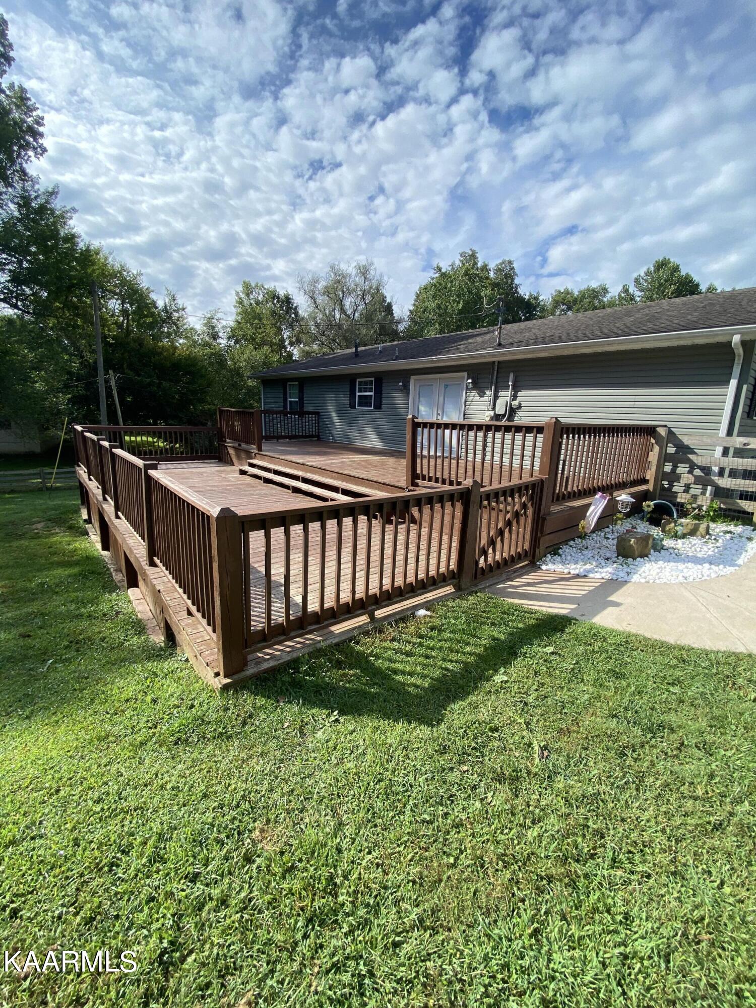 283 Verdun Road Oneida, TN 37841 - Photo 6 of 20 back