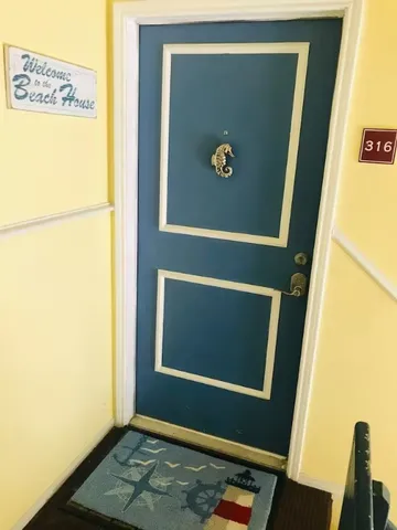 a view of livingroom with furniture