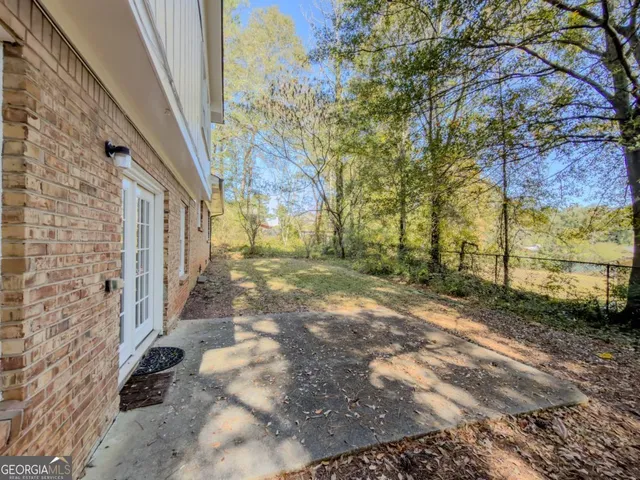a view of a pathway both side of building