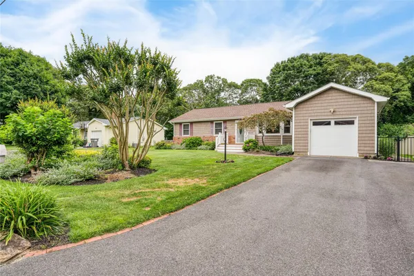 $899,000 | 7 Russell Road, Hampton Bays, NY 11946