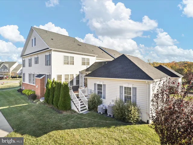 a view of a house with backyard and garden