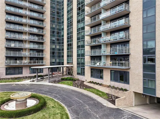 $214,500 | 4545 Wornall Road, Unit 1200, Kansas City, MO 64111