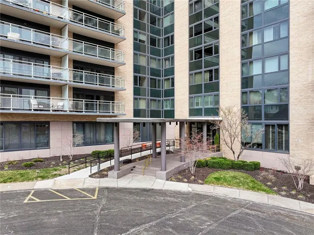 $214,500 | 4545 Wornall Road, Unit 1200, Kansas City, MO 64111