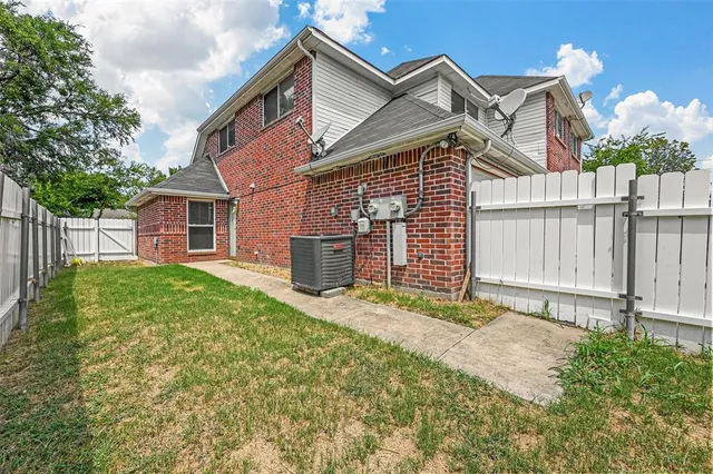 $1,895 | 902 Wentwood Drive, DeSoto, TX 75115