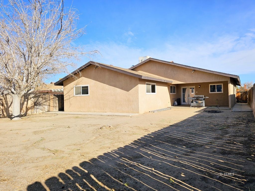 341 South Fountain Street Ridgecrest, CA 93555 - Photo 24 of 25 a front view of a house with a yard