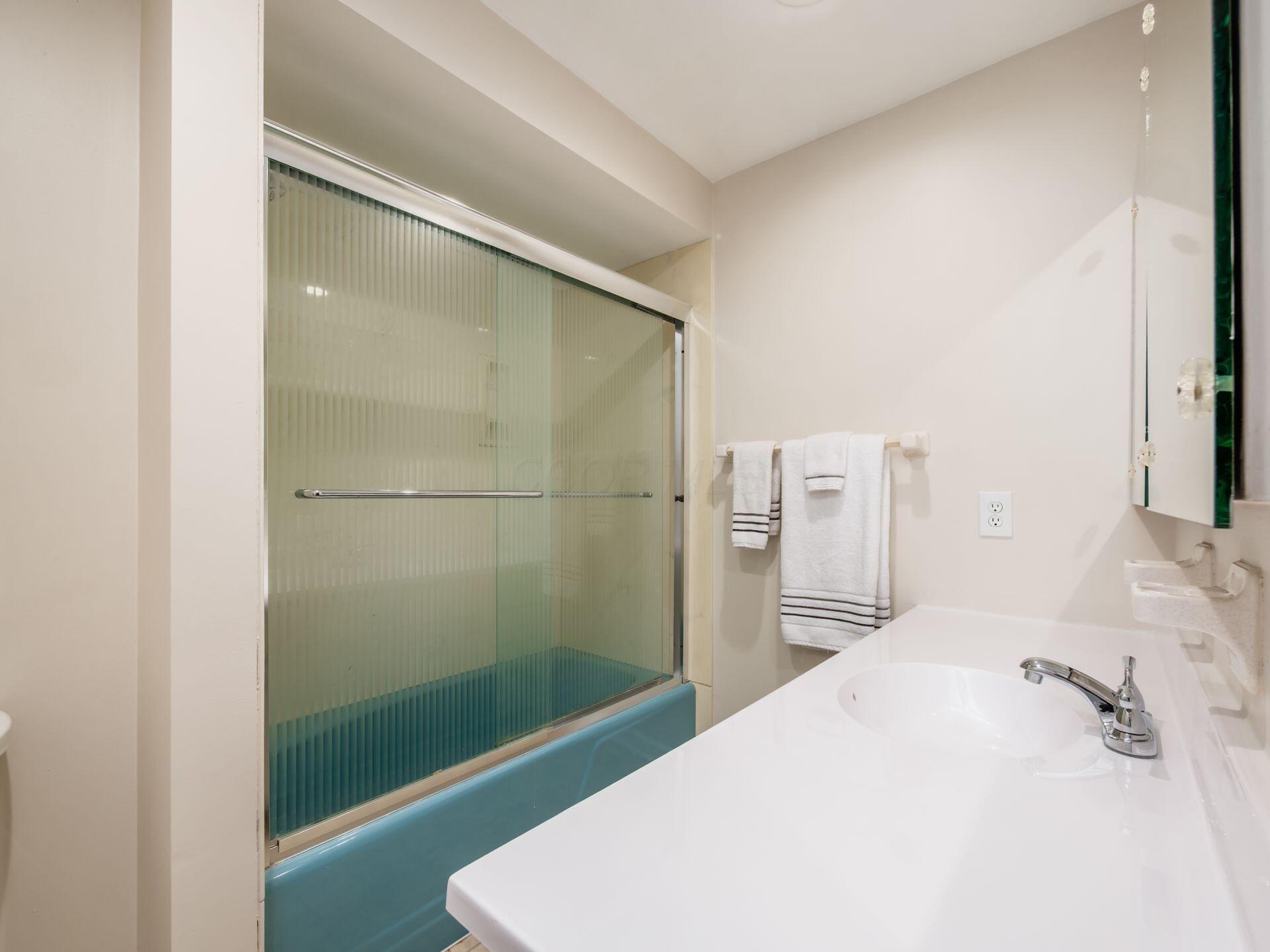 880 Lynbrook Road Columbus, OH 43235 - Photo 45 of 59 Hall Bath