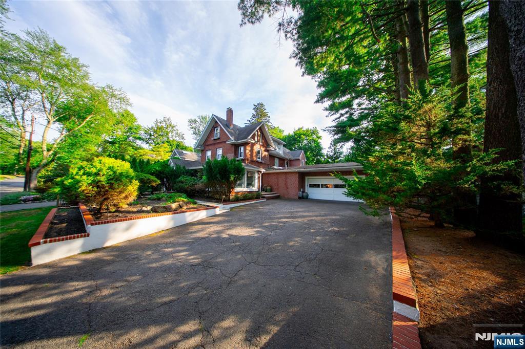 21 Meadow Street Demarest, NJ 07627 - Photo 2 of 26