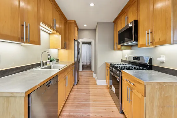 $575,000 | 529 South Saratoga Street, St. Paul, MN 55116