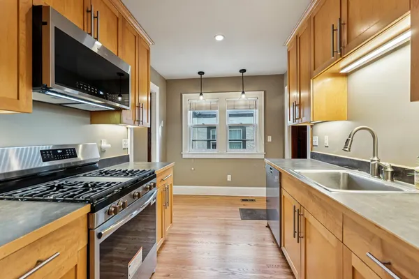 $575,000 | 529 South Saratoga Street, St. Paul, MN 55116