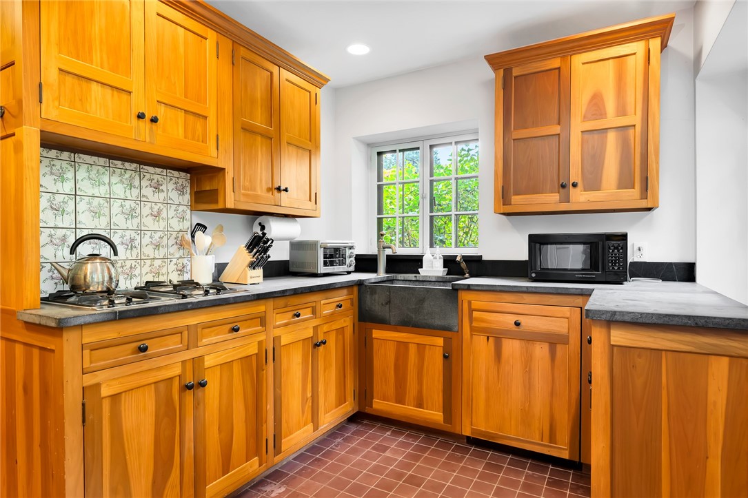 515 Indian Avenue Middletown, RI 02842 - Photo 43 of 50