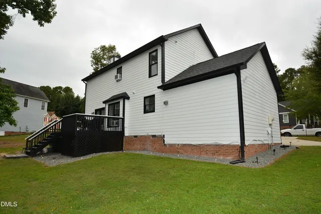 a front view of house with yard