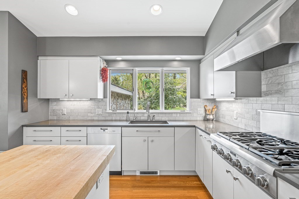 8 Warwick Circle Andover, MA 01810 - Photo 6 of 42