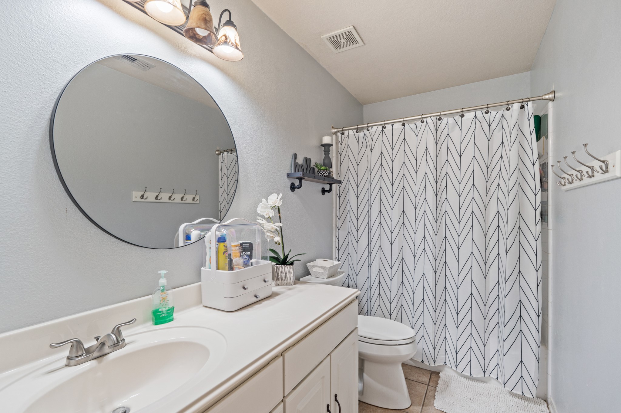 19646 Hardwood Ridge Trail Cypress, TX 77429 - Photo 19 of 22 Secondary bath with tile floors, and a shower/tub combo.