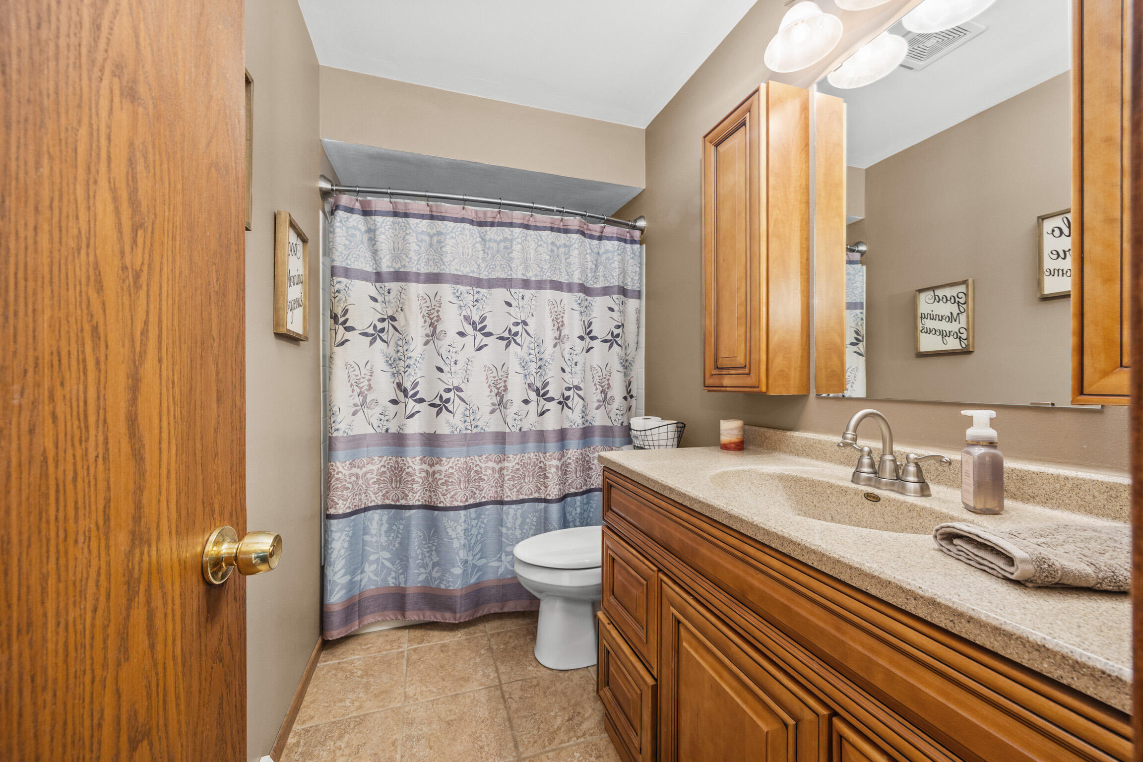 W314S7944 High View Circle Mukwonago, WI 53149 - Photo 31 of 74 Hall Full bath