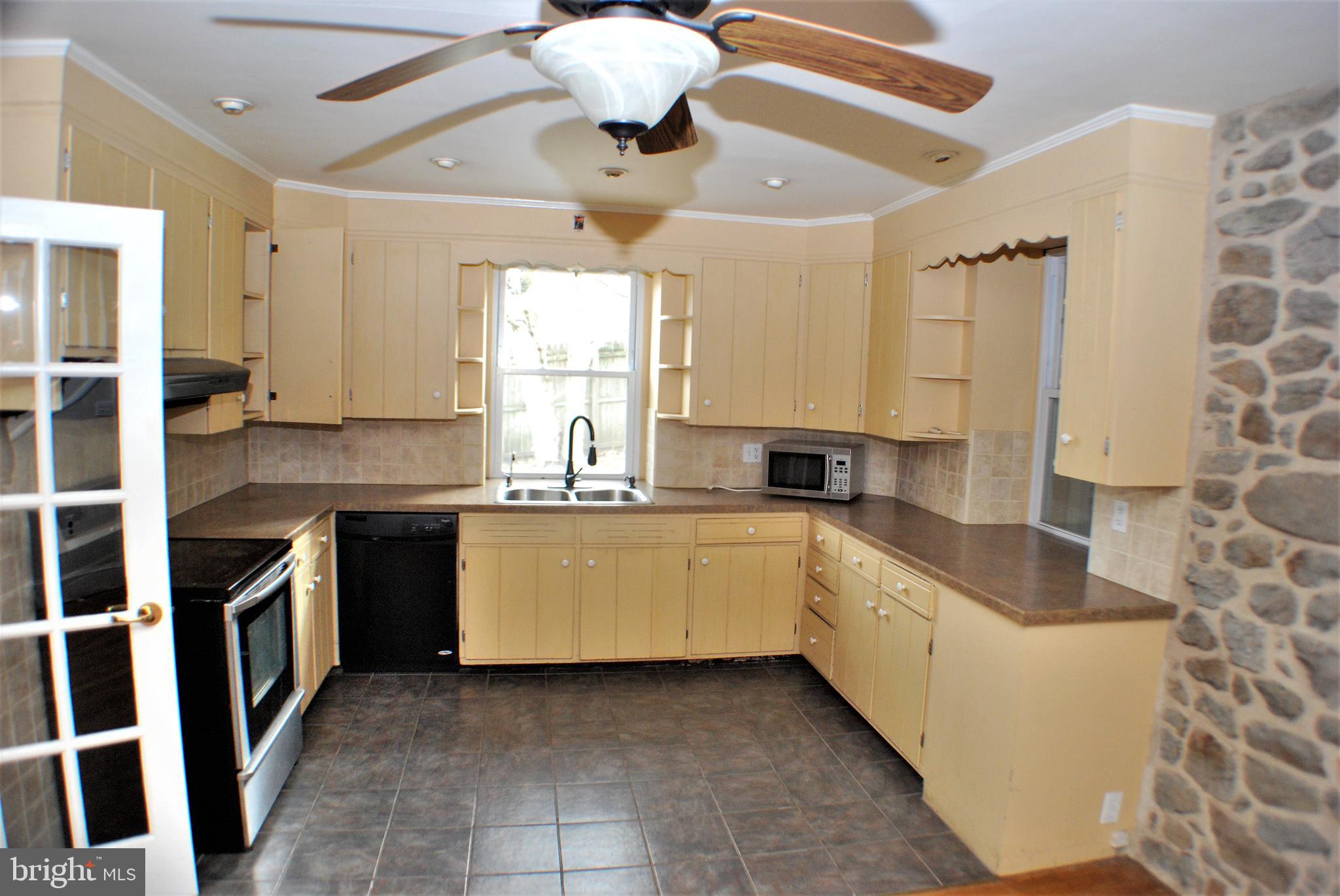 3199 Main Street Green Lane, PA 18054 - Photo 8 of 21 Kitchen eat in