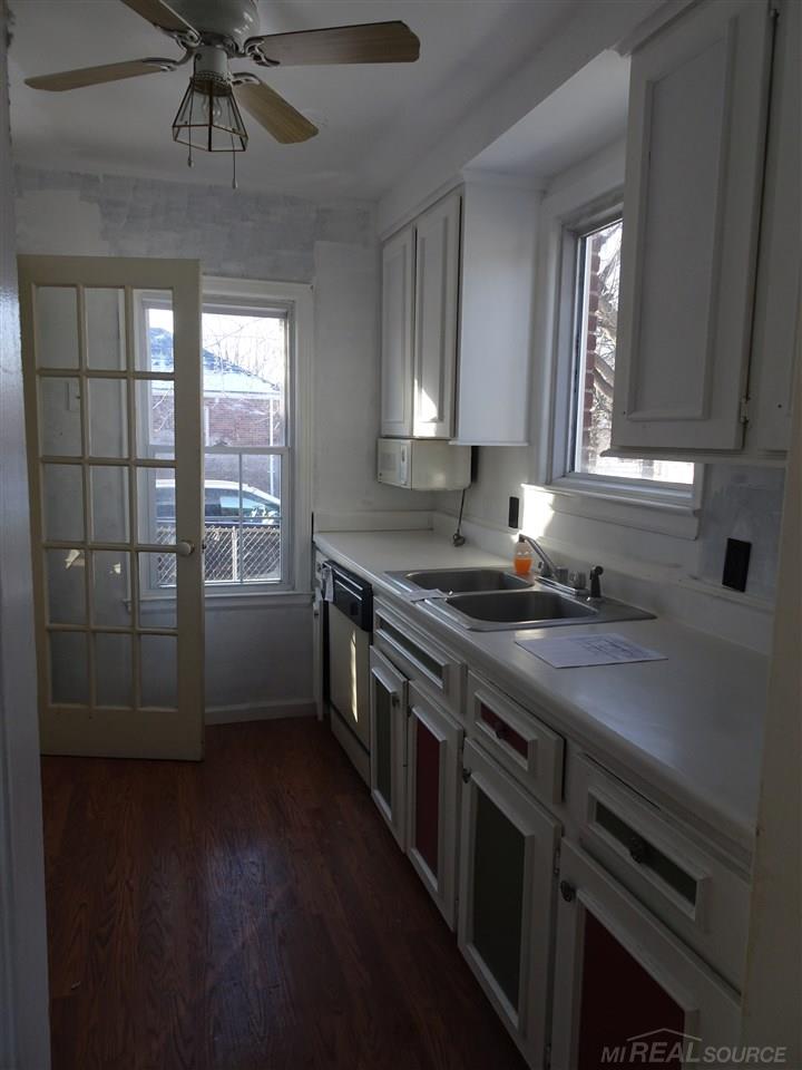 23007 David Eastpointe, MI 48021 - Photo 5 of 12 31312664-4.JPG