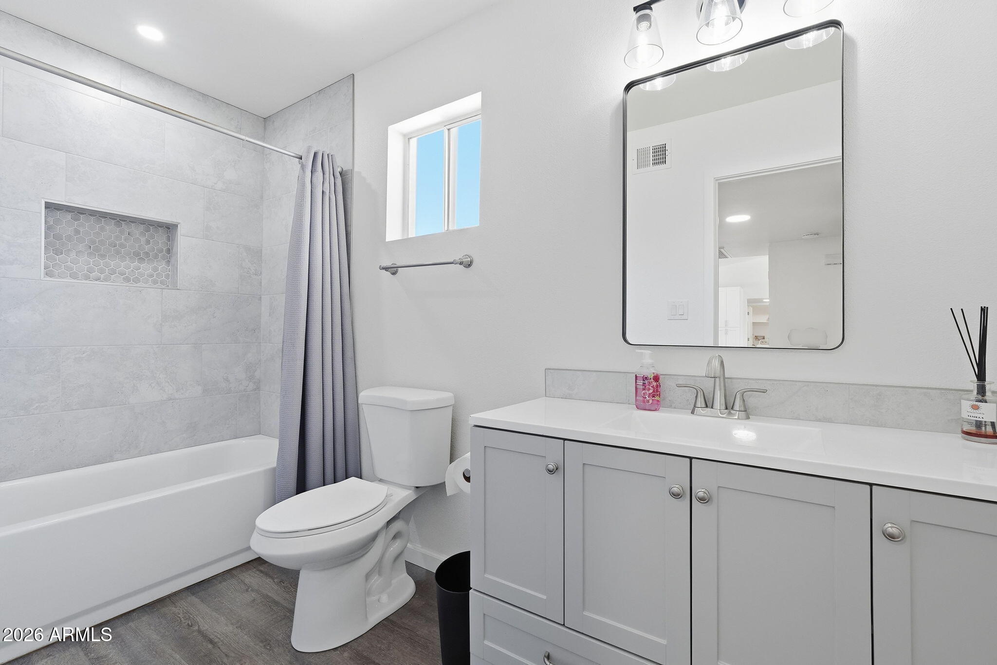2826 East Cactus Road Phoenix, AZ 85032 - Photo 16 of 21 Bathroom