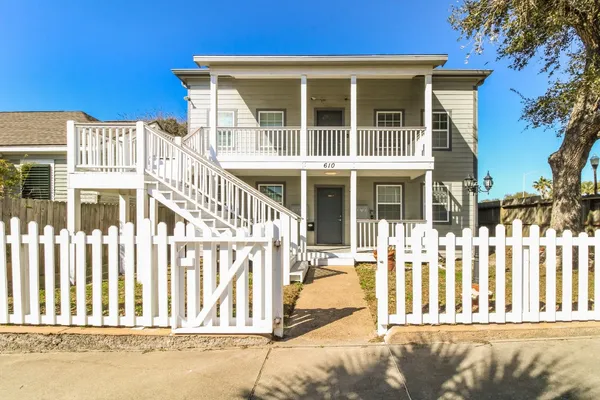 $895 | 610 Avenue H, Unit 1, Galveston, TX 77550