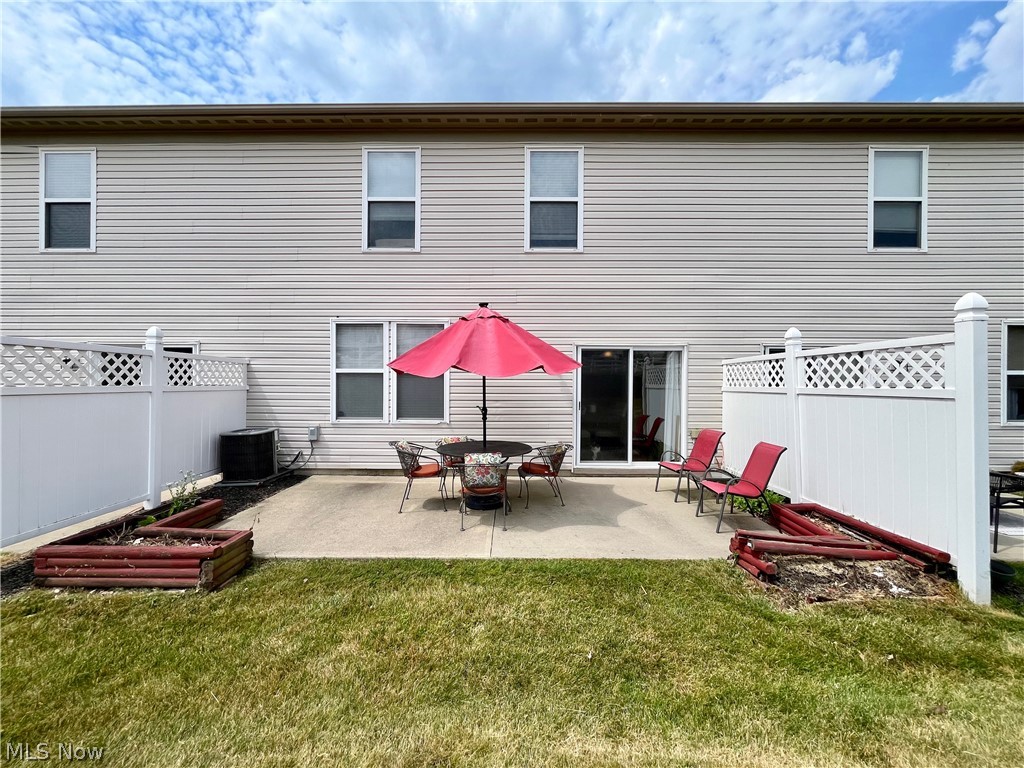 991 Croghan Way Akron, OH 44321 - Photo 25 of 25 View of back patio