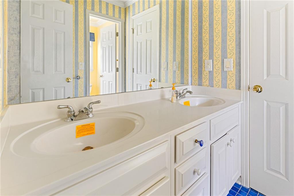 1355 Chattahoochee Run Drive Suwanee, GA 30024 - Photo 31 of 57 a bathroom with 2 sink tub and a mirror