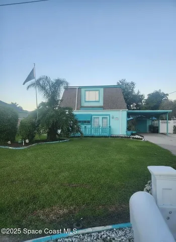 a view of a back yard