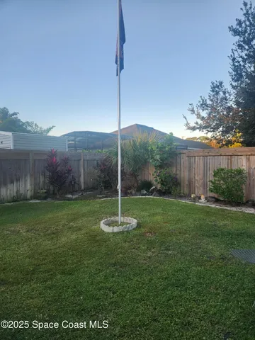 a view of a back yard