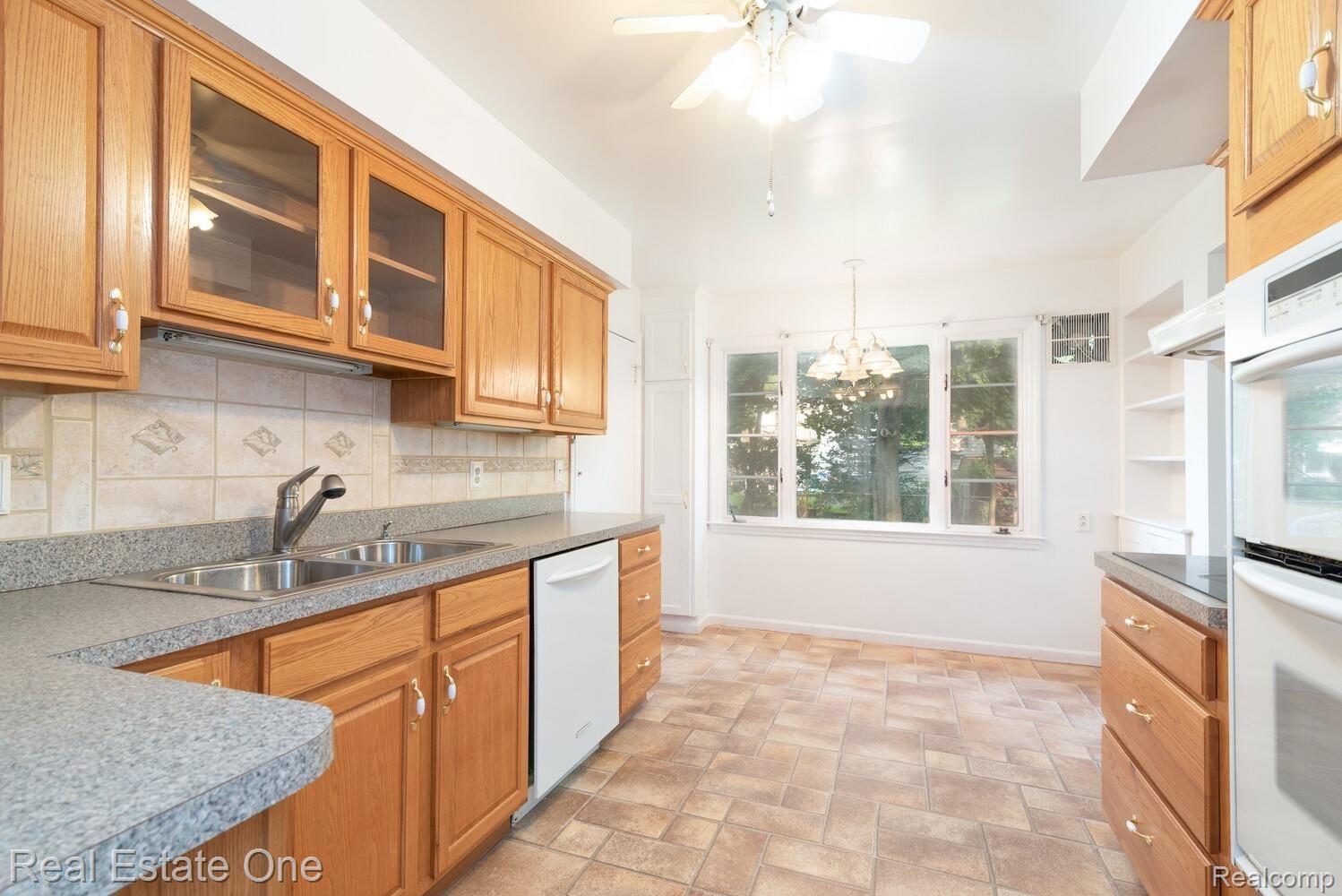 536 North Gulley Road Dearborn, MI 48128 - Photo 12 of 31 Kitchen_2_mls.jpg