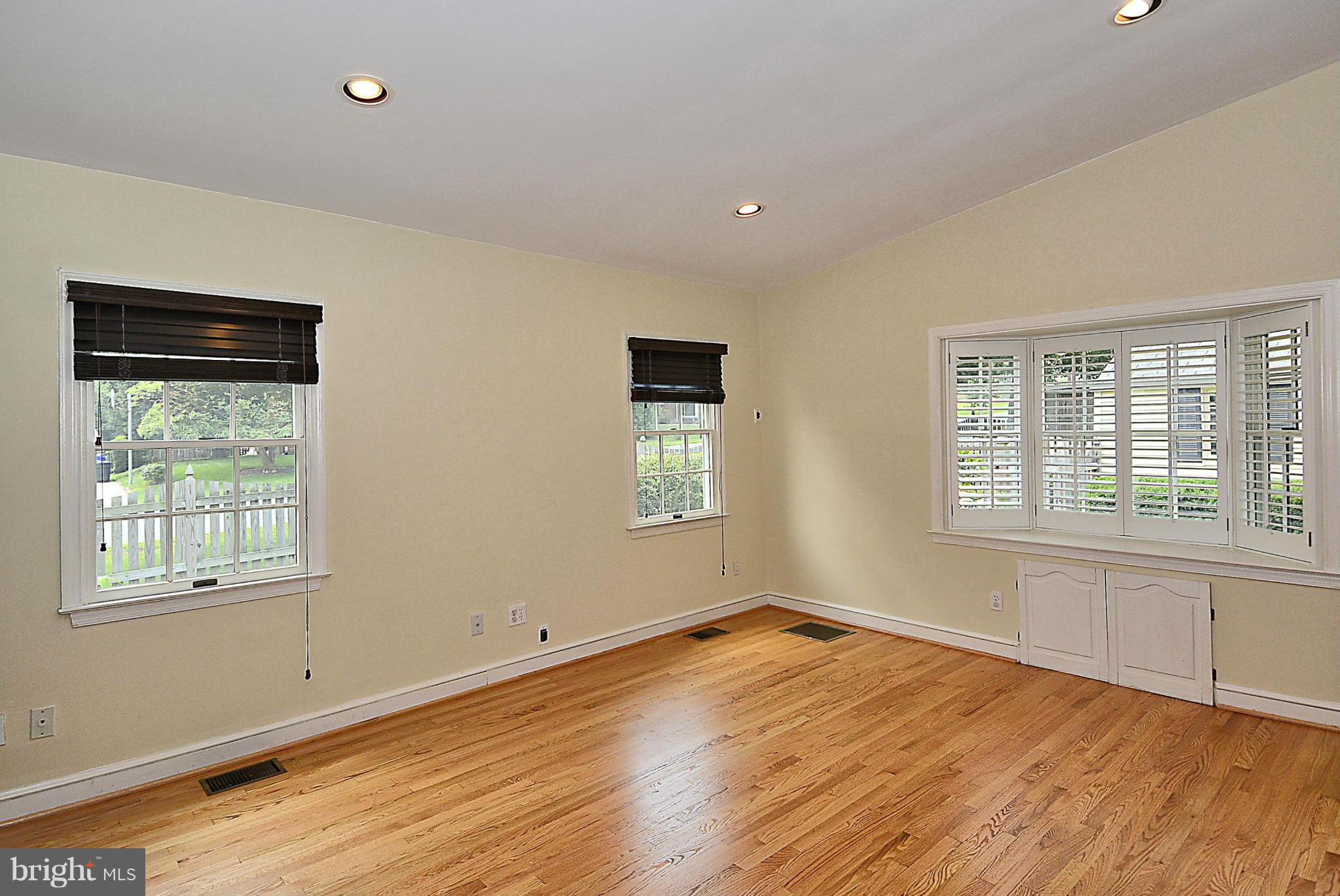 2115 Cascade Road Silver Spring, MD 20902 - Photo 5 of 24 Family Room