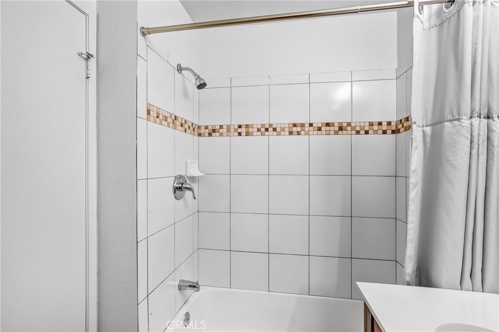 14519 El Contento Avenue Fontana, CA 92337 - Photo 22 of 30 a bathroom with a bathtub and a shower