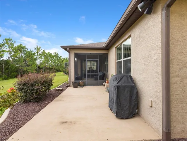a view of a house with backyard and garden