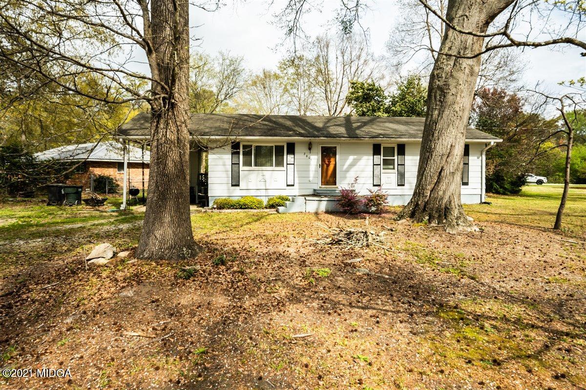 2805 South Estates Road Macon, GA 31216 - Photo 1 of 17 a front view of a house with garden