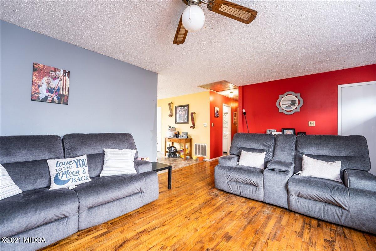 2805 South Estates Road Macon, GA 31216 - Photo 5 of 17 a living room with furniture